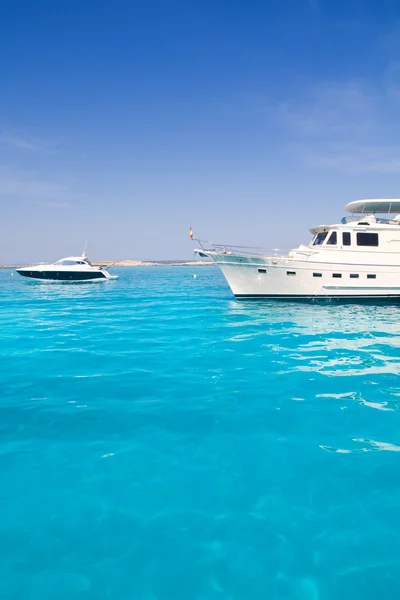 Yacht in turquoise strand van formentera — Stockfoto