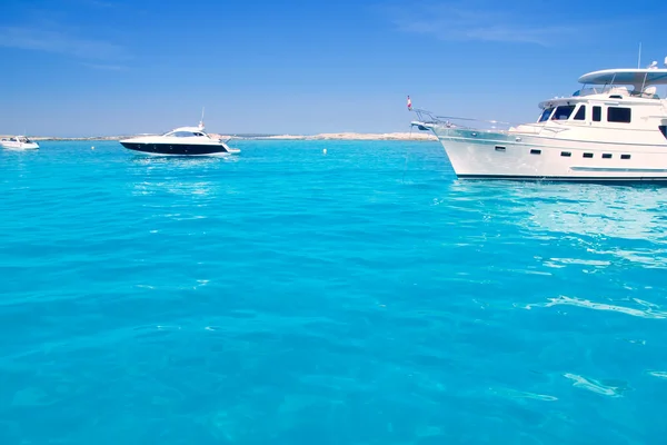 Yachthafen am türkisfarbenen Strand von Formentera — Stockfoto
