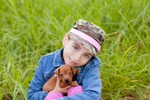 Menina com mascote de cachorro de estimação mini pinscher — Fotografia de Stock