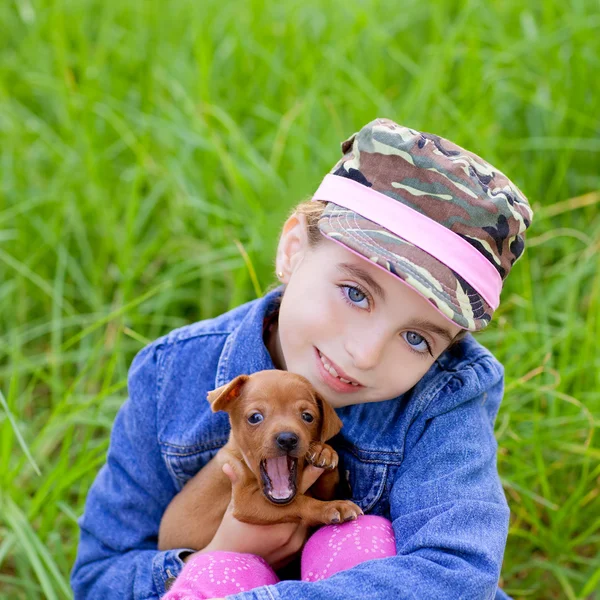 Kleines Mädchen mit Welpenmaskottchen Mini-Pinscher — Stockfoto