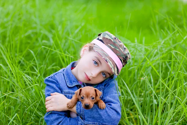 Niña con mascota mascota cachorro mini pinscher —  Fotos de Stock
