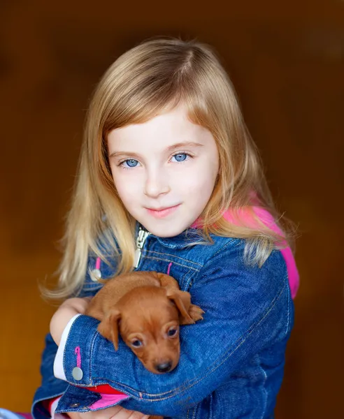 Mini pinnscher köpek yavrusu maskot sarışın çocuk kızla — Stok fotoğraf