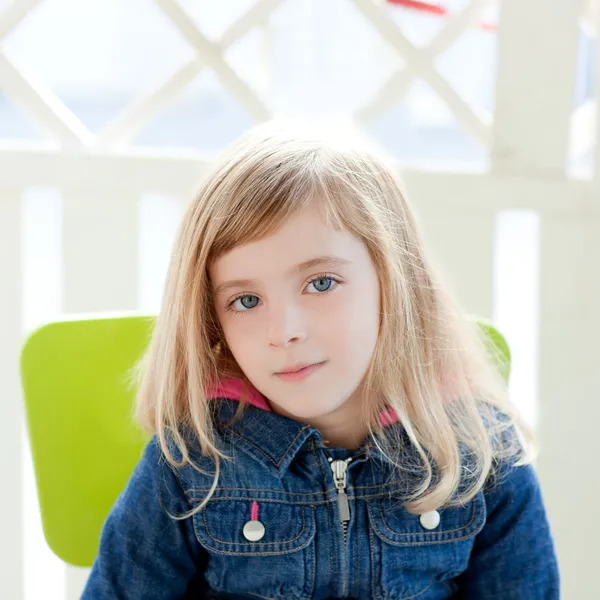 Μπλε μάτια παιδί κορίτσι πορτρέτο εξωτερική καθίσει στην καρέκλα — Φωτογραφία Αρχείου