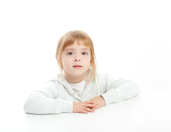 Blond dziecko dziewczyna portret na stół biały — Zdjęcie stockowe