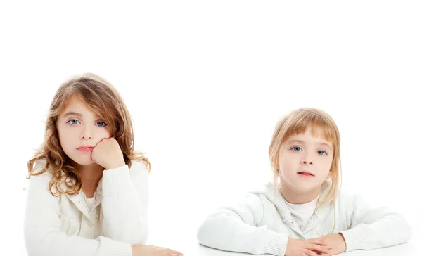 Blondýna a bruneta dítě portrét dívky na bílém pozadí — Stock fotografie