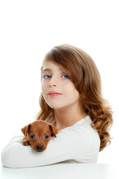 黑发女孩与小狗的狗迷你 pinscher — 图库照片