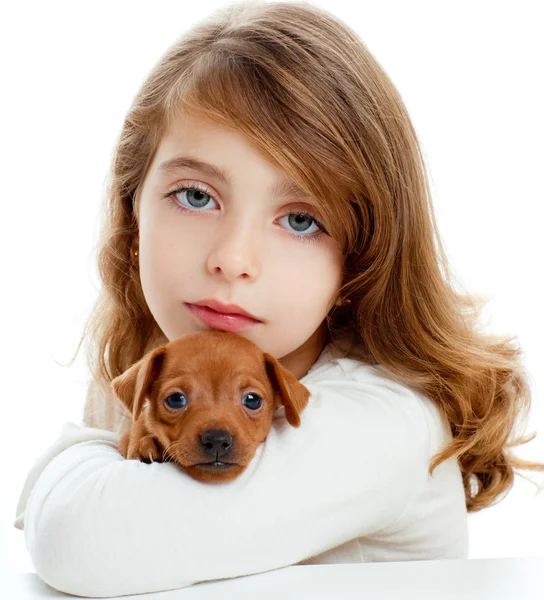Esmer kızla köpek yavrusu köpek mini pinscher — Stok fotoğraf
