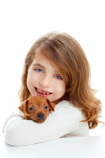 Brunette meisje met puppy hond mini pinscher — Stockfoto