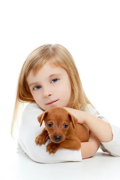 Fille blonde enfants avec chien chiot mini pinscher — Photo