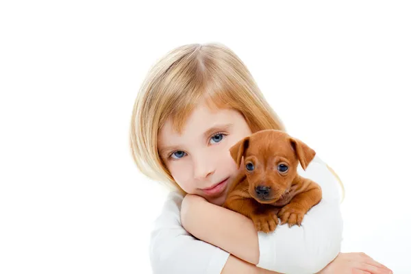 Blonďatá děti dívka s pes štěně mini pinč — Stock fotografie