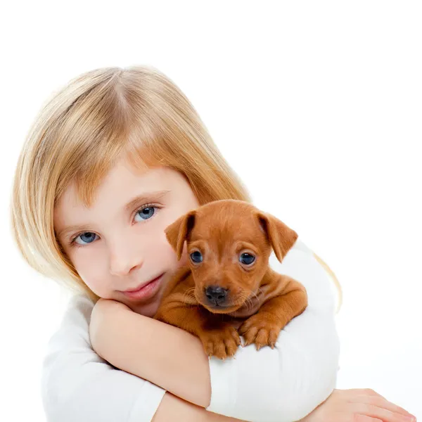 Blonďatá děti dívka s pes štěně mini pinč — Stock fotografie