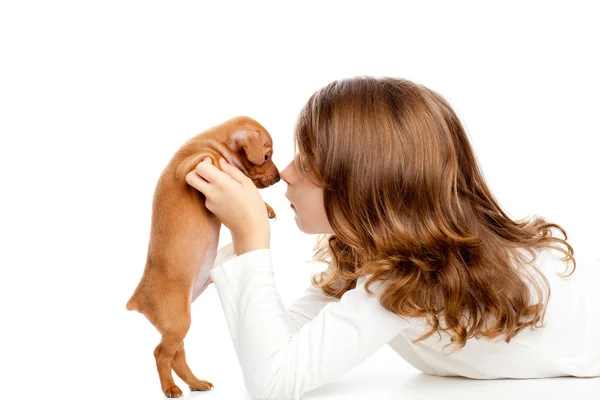 Bruna profilo ragazza con cane cucciolo mini pinscher — Foto Stock