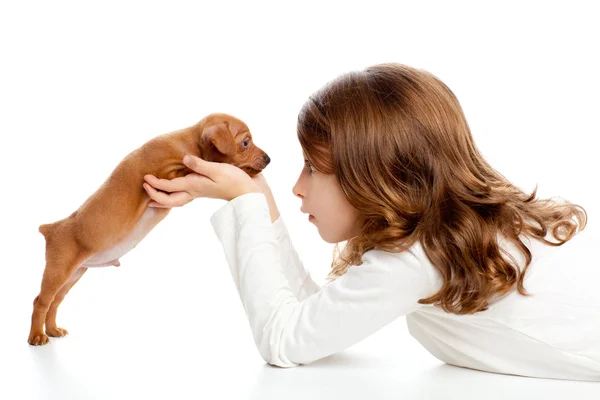 Menina de perfil morena com cachorro de cachorro mini pinscher — Fotografia de Stock