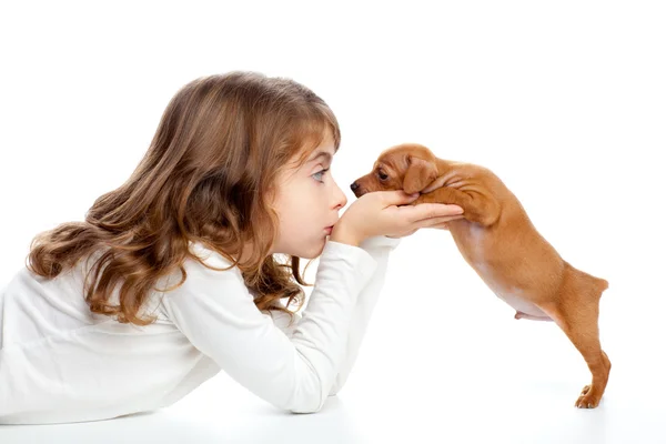 Menina de perfil morena com cachorro de cachorro mini pinscher — Fotografia de Stock