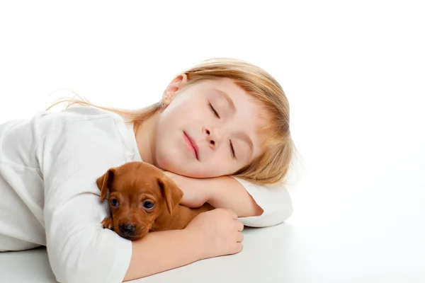 Rubia niña durmiendo con mini mascota pinscher —  Fotos de Stock