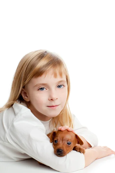 Παιδί ξανθό κορίτσι με μίνι pinscher το σκυλί κατοικίδιων ζώων μασκότ — Φωτογραφία Αρχείου