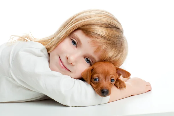 Блондинка с мини пинчером, собака-талисман — стоковое фото