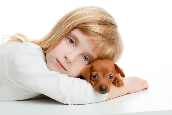 Sarışın çocuk kız mini pinscher pet maskot köpeği — Stok fotoğraf