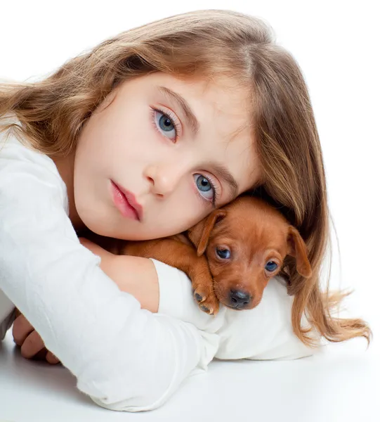 ミニ ・ ショートヘアード ・ ピンシャー ペット マスコット犬と子供ためのブルネット ガール — ストック写真