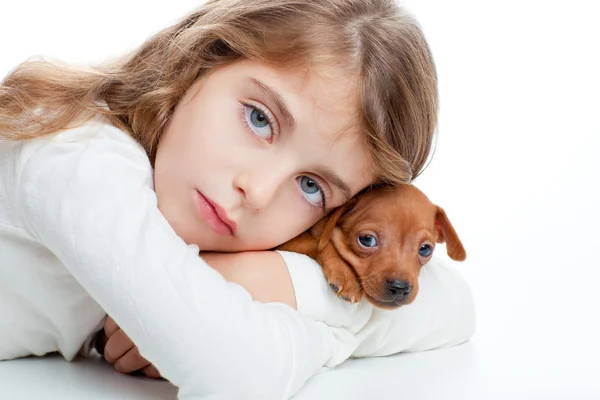 Brunett kid flicka med mini pinscher sällskapsdjur maskot hund — Stockfoto