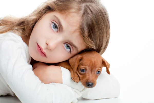 Brunett kid flicka med mini pinscher sällskapsdjur maskot hund — Stockfoto
