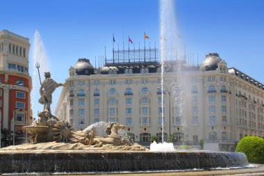 paseo de la castellana Madrid neptuno çeşme