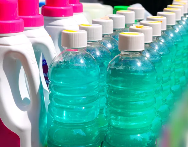 Reinigen van binnenlandse chemische flessen in een rij — Stockfoto