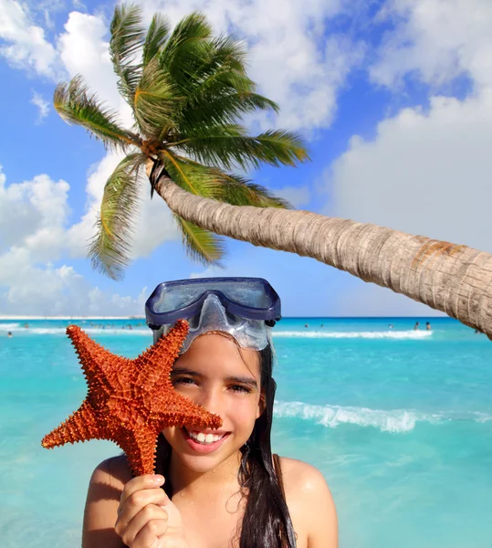 Latin tourist girl holding starfish tropical beach — Stock Photo, Image