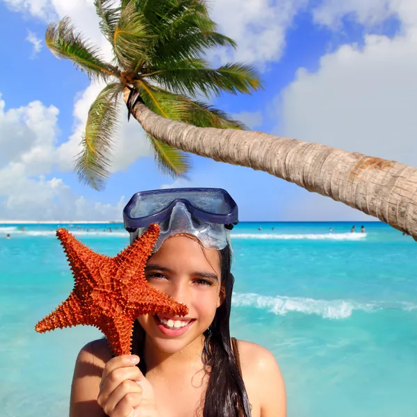 Latin tourist girl holding starfish tropical beach — Φωτογραφία Αρχείου