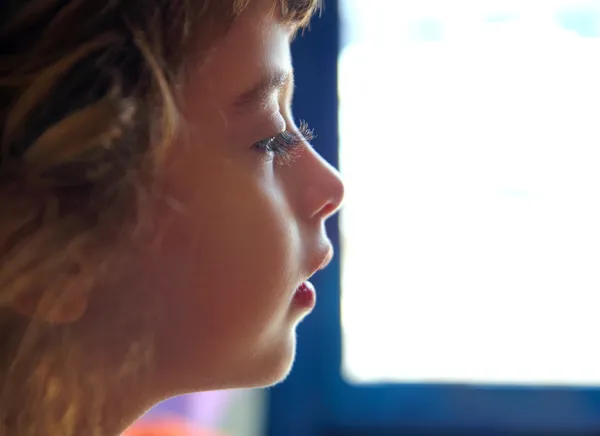 Çocuk kız profil portresi beyaz penceresinde — Stok fotoğraf