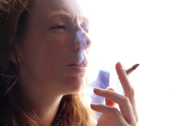 Γυναίκα θηλυκό καπνιστής με καπνό των τσιγάρων — Φωτογραφία Αρχείου