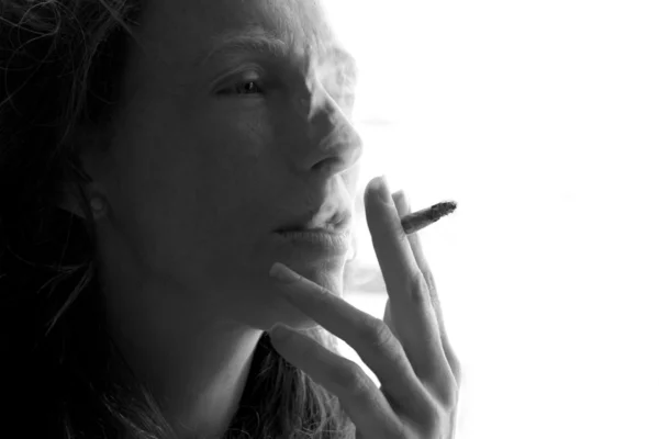 Mulher fumante com cigarro de fumaça — Fotografia de Stock