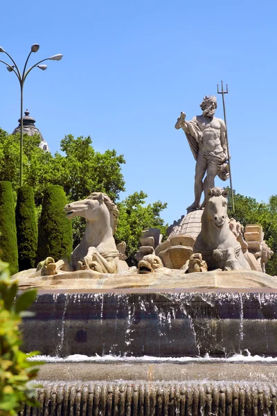 马德里 neptuno 大道喷泉在 paseo de la 拉纳 — 图库照片