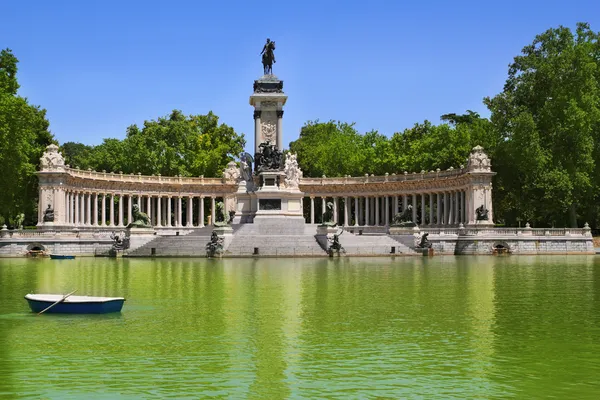 Lago Parque del Retiro en Madrid con ángel caído — Foto de Stock