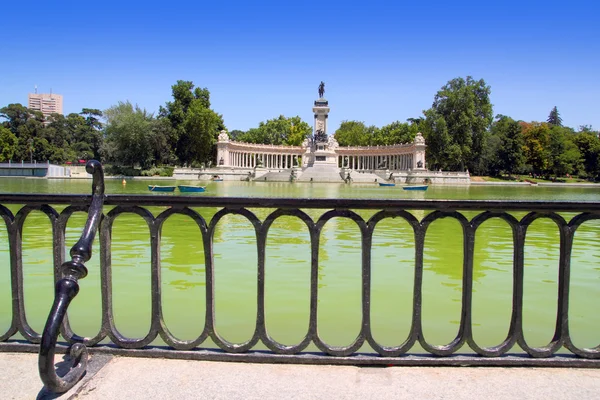 Madrid Retiro park lake ile düşmüş melek — Stok fotoğraf