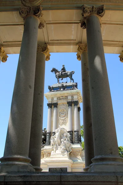 Monumento a Alfonso XII Madrid en el Parque del Retiro — Foto de Stock