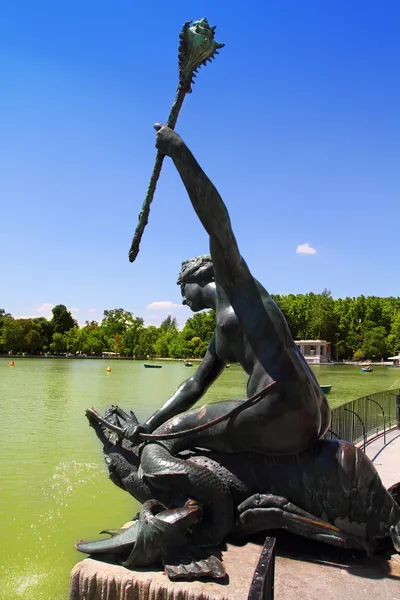Estatua sirena con cetro sirena de Madrid en Retiro — Foto de Stock