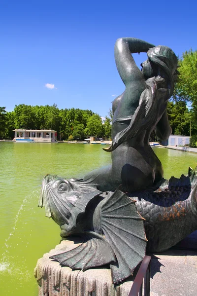 Madri Sirena sobre a estátua da sereia Pez no Retiro — Fotografia de Stock