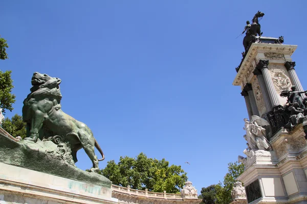 Alfonso xii monument madrid im pensionro park — Stockfoto