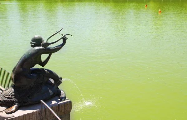 Estatua de Madrid Sirena con Lira en el lago del Retiro — Foto de Stock