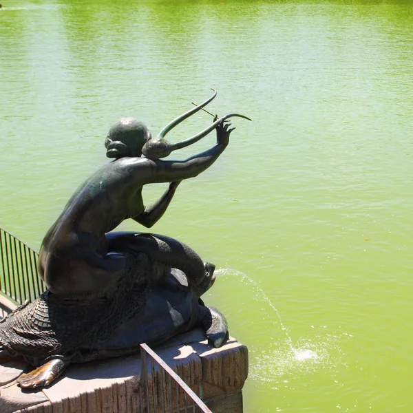 Madryt sirena con statua lira w retiro jezioro — Zdjęcie stockowe
