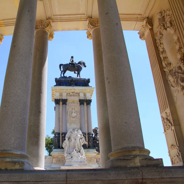 Monumento a Alfonso XII Madrid en el Parque del Retiro — Foto de Stock