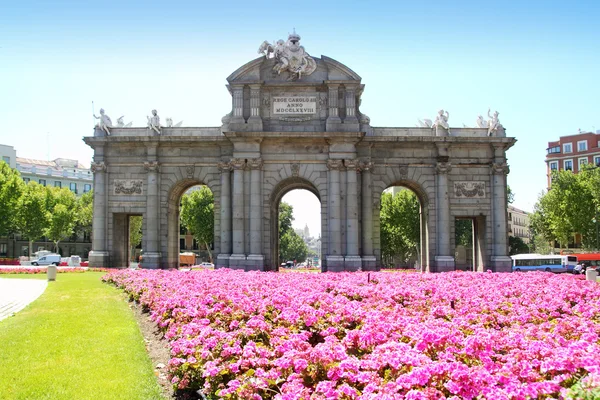 Madrid puerta de Alcalá med blomma trädgårdar — Stockfoto