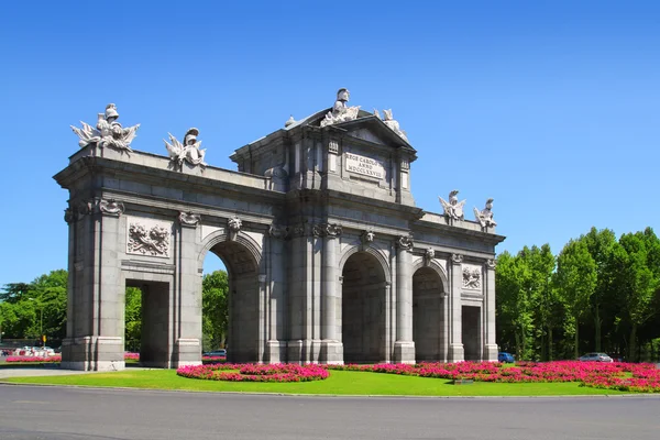 Madrid puerta de alcala mit blumengärten — Stockfoto