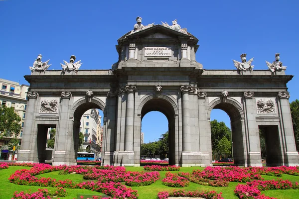 Madrid Puerta de Alcala com jardins florais — Fotografia de Stock