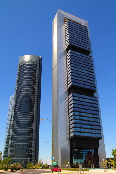 Madrid rascacielos edificios en la ciudad moderna — Foto de Stock