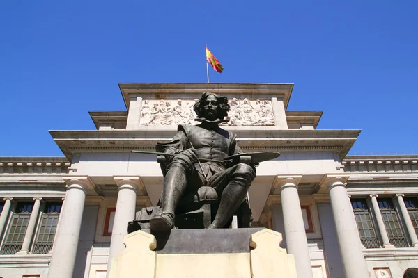 Madrid Museo del Prado with Velazquez statue — Stock Photo, Image