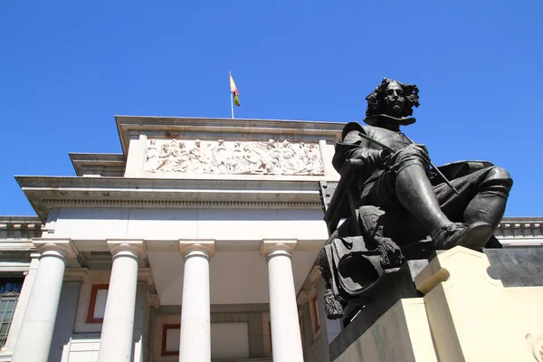 Мадридский музей Прадо со статуей Веласкеса — стоковое фото