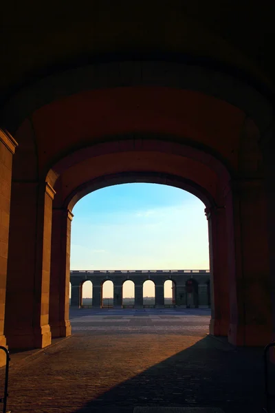 Puerta abierta en palacio de oriente — Foto de Stock