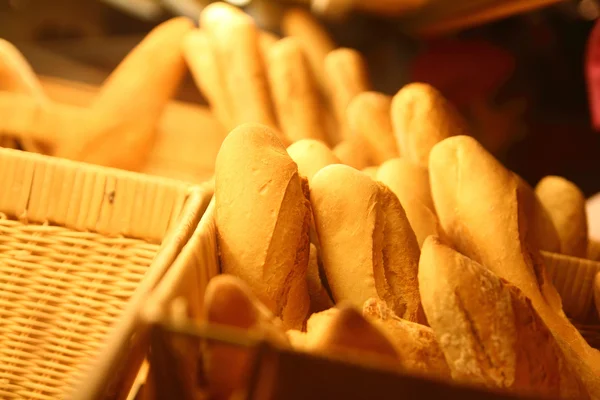 Altın renkli sıcak ekmek sepeti — Stok fotoğraf
